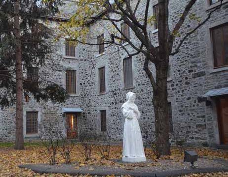 05-canadian-exp-maison-mere-courtyard.jpg